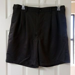 Pleated golf shorts